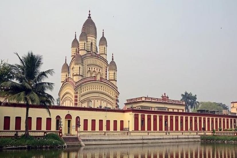 *করোনার দ্বিতীয় ঢেউয়ের ফলে ফের একবার কড়া নিয়ম শুরু হয়েছিল রাজ্যজুড়ে৷ বন্ধ হয়েছিল সব মন্দিরের দরজা৷ ধীরেধীরে কিছু স্বাভাবিক ছন্দে ফিরতে, ফের দক্ষিণেশ্বরের মায়ের মন্দির খোলা হচ্ছে৷ এর আগে মঙ্গলবার ভক্তদের জন্য খুলেছে কালীঘাট মন্দির৷ খুলেছে মায়াপুরের ইস্কন মন্দিরও৷ তবে বেলুড় মঠ খোলার এখনও কোনও পরিকল্পনা নেই৷ 
