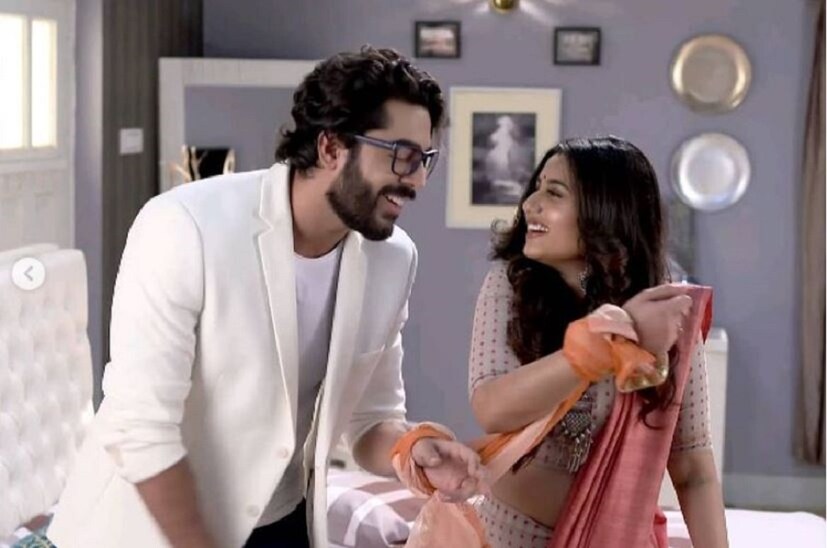 বাস্তবে, তাঁরা কেবল ভালো বন্ধু। তাঁদের দু'জনেরই প্রেমিক এবং প্রেমিকা অন্য মানুষ। খুনসুটি করে সিরিয়ালে কাজ থেকেই একে অপরের ভালো বন্ধু কর্ণ ও রাধিকা। কিন্তু বাস্তবে একে অপরের প্রেমে বাঁধা পড়েননি তাঁরা। তাঁদের প্রেম অন্য সুতোয় গাথা। যদিও সে বিষয়ে খোলখোলি তেমন কথা বলেন না দু'জনেই। তবে কানাঘুষো হলেও, প্রেম কি আর চাপা থাকে ! photo source Instagram
