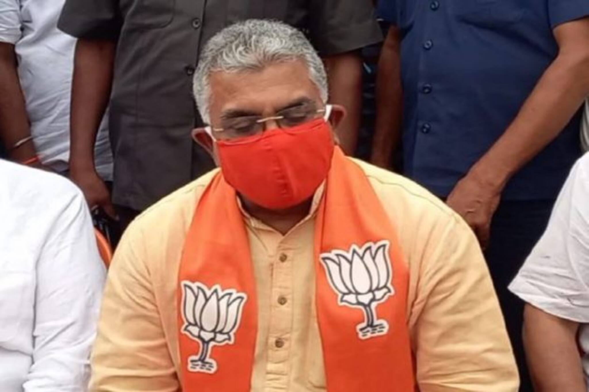 দেবাঞ্জনের সঙ্গে ছবি তোলা প্রভাবশালীদের কেন ডাকছে না পুলিশ? ফের খোঁচা দিলীপের...