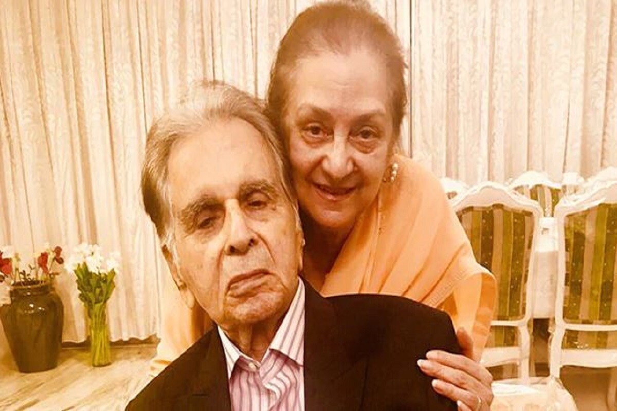 •৯৮ বছরের (Dilip Kumar 98 years)অভিনেতার বয়স জনিত সমস্যা ছিল৷ অনেক দিন ধরেই ভুগছেন তিনি৷ করোনার সময় তাঁকে পুরোপুরি আইসোলেশনে রাখা হয়েছিল৷ জানিয়েছিলেন স্ত্রী সায়রা বানু (Saira Banu)৷ তিনি এখন ভুগছেন bilateral pleural effusion-এ{ সাধারণ ভাবে একে বুকে জল জমা বলা হয়৷ দিলীপ সাব রয়েছেন অক্সিজেনের সাপোর্টে৷ তবে তাঁর অবস্থা স্থিতিশীল বলে জানিয়েছেন চিকিৎসকরা৷ •৯৮ বছরের (Dilip Kumar 98 years)অভিনেতার বয়স জনিত সমস্যা ছিল৷ অনেক দিন ধরেই ভুগছেন তিনি৷ করোনার সময় তাঁকে পুরোপুরি আইসোলেশনে রাখা হয়েছিল৷ জানিয়েছিলেন স্ত্রী সায়রা বানু (Saira Banu)৷ তিনি এখন ভুগছেন bilateral pleural effusion-এ{ সাধারণ ভাবে একে বুকে জল জমা বলা হয়৷ দিলীপ সাব রয়েছেন অক্সিজেনের সাপোর্টে৷ তবে তাঁর অবস্থা স্থিতিশীল বলে জানিয়েছেন চিকিৎসকরা৷