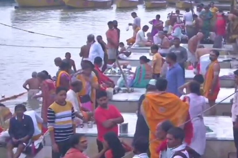 •যদিও বহু ভক্ত গঙ্গায় (হর কি পৌরি) ডুব দিয়ে পুণ্য স্নানের জন্য আর্জি রাখছে পুলিশের কাছে৷ এর ফলে সামাজিক দূরত্ব শিকেয় উঠছে৷ মানুষের ভিড় বাড়ছে৷ 