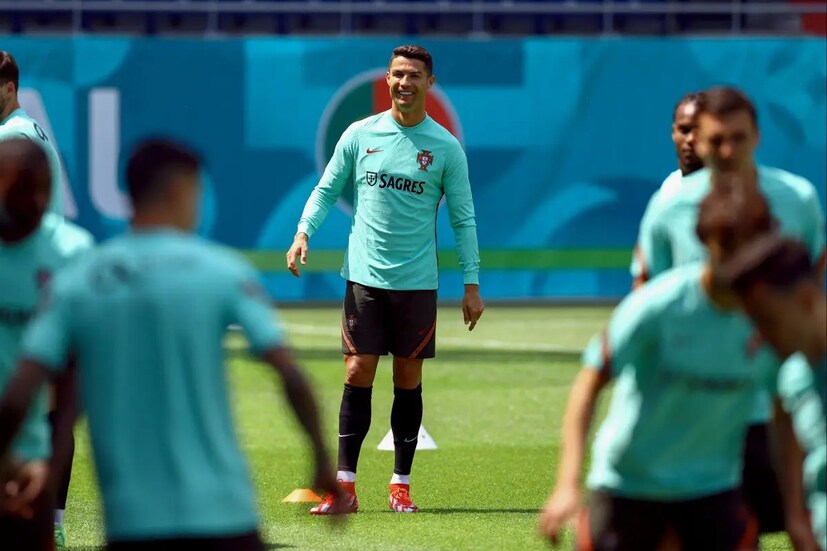 হাঙ্গেরির জনজীবন করোনাকে হারিয়ে প্রায় স্বাভাবিক ছন্দে ফিরেছে। ৯.৮ মিলিয়নের মধ্যে ৫.৩ মিলিয়ন জনসংখ্যার টিকাকরণ হয়েছে ইতিমধ্যেই। পকেটে ইমিউনিটি কার্ড থাকলে যে কেউ রেস্তোরাঁয় বসে খাবার খেতে পারবে, সিনেমা হল বা অন্য যে কোনও জায়গায় যেতে পারবে।