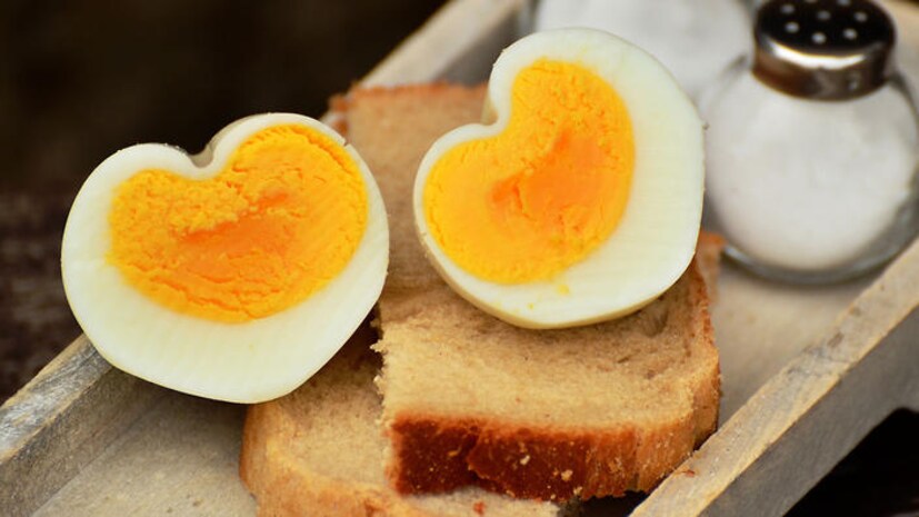 • Eggs (ডিম)- ডিমে রয়েছে প্রচুর প্রোটিন আর অ্যামিনো অ্যাসিড । যা আমাদের শরীরকে সুস্থ রাখার পাশাপাশি উচ্চতা বৃদ্ধিতেও সাহায্য করে ।