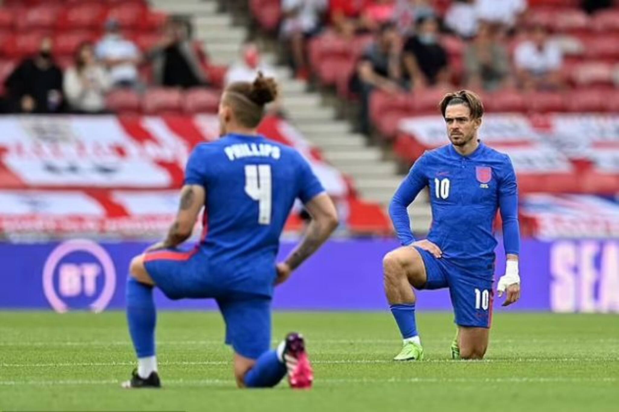Euro 2021: হাঁটু গেড়ে বসে পড়ছেন ফুটবলাররা, ইউরো শুরুর আগেই এক অদ্ভুত প্রতিবাদের ছবি