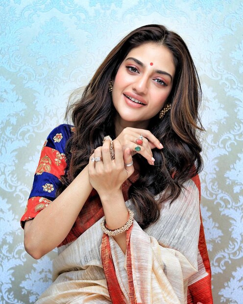 *এ বারে তাঁদের এই ভাল সম্পর্কের মধ্যেই এল নুসরতের মা হওয়ার সিদ্ধান্তের খবর। যদিও এখনই এই বিষয় নিয়ে বিস্তারিত কিছু বলতে চান নুসরত জাহান। ফলে নায়িকারমুখ থেকে  এ কথা জানার জন্য অপেক্ষা করতে হবে তাঁর নির্ধারিত সময় পর্যন্ত। ছবিঃ ইনস্টাগ্রাম।