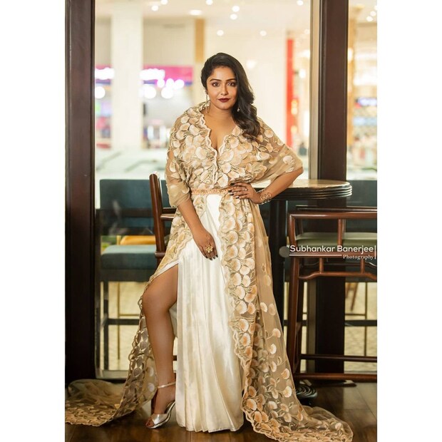 *এই ড্রেসের সঙ্গে সায়ন্তনী পরেছেন বেশ কিছু অ্যাকসেসরিজ। গলায় কিছু পারেননি। তবে কানে পরেছেন ঝোলা লম্বা দুল। এক হাতে ব্যাঙ্গেল। অন্য হাতের আঙুলে পরেছেন ককটেল রিং। হালকা আই মেক আপ-এর সঙ্গে লাগিয়েছেন ব্রাউন লিপস্টিক। লুকটাকে ফুটিয়ে তুলছে পায়ের স্টিল্যাটো।