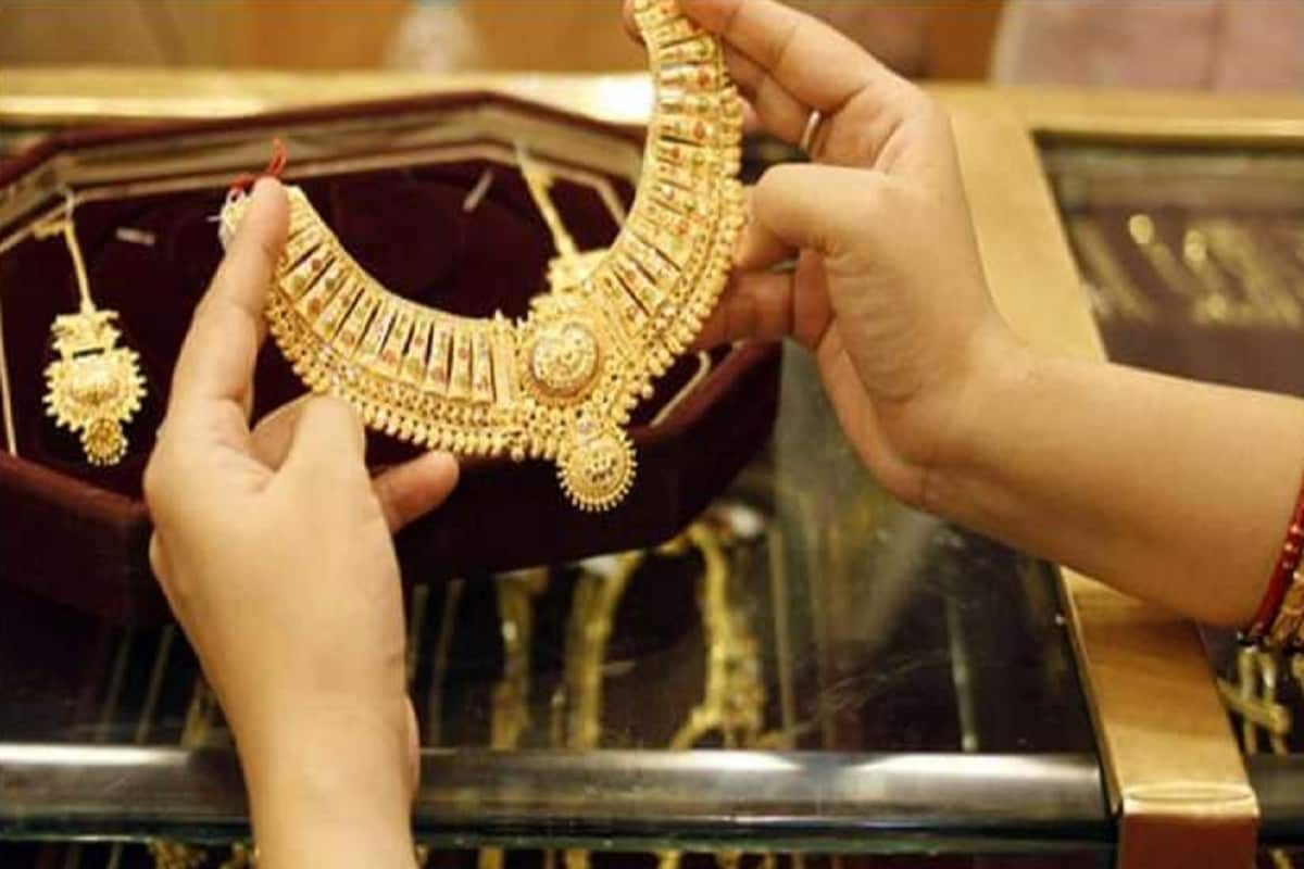 গত কয়েকদিনে লাগাতার দাম বৃদ্ধির পর বুধবার সোনার দামে (Gold-Silver) পতন দেখা গেল ৷ আপনার যদি সোনায় ইনভেস্ট করার পরিকল্পনা থাকে বা সোনা কেনার প্ল্যান থাকে তাহলে আজ আপনার কাছে রয়েছে দারুণ সুযোগ ৷ এদিন এমসিএক্সে (MCX) সোনার দাম (Gold price today) ০.১৫ শতাংশ কমে প্রতি ১০ গ্রামে ৪৯,৩৬৩ টাকা হয়েছে ৷ রুপোর দাম (Silver Price Today) ও ০.৬ শতাংশ কমে ৭১,৮৩২ টাকা প্রতি কিলোগ্রাম হয়েছে ৷ গত কয়েকদিনে লাগাতার দাম বৃদ্ধির পর বুধবার সোনার দামে (Gold-Silver) পতন দেখা গেল ৷ আপনার যদি সোনায় ইনভেস্ট করার পরিকল্পনা থাকে বা সোনা কেনার প্ল্যান থাকে তাহলে আজ আপনার কাছে রয়েছে দারুণ সুযোগ ৷ এদিন এমসিএক্সে (MCX) সোনার দাম (Gold price today) ০.১৫ শতাংশ কমে প্রতি ১০ গ্রামে ৪৯,৩৬৩ টাকা হয়েছে ৷ রুপোর দাম (Silver Price Today) ও ০.৬ শতাংশ কমে ৭১,৮৩২ টাকা প্রতি কিলোগ্রাম হয়েছে ৷