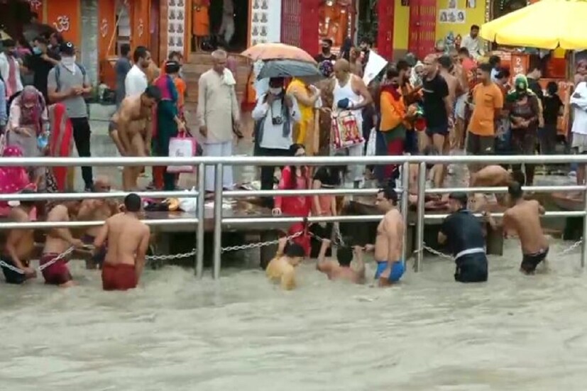 •করোনা পরীক্ষার ফল নেতিবাচক বা নেগেটিভ এলেই মিলবে প্রবেশের অনুমতি৷ গঙ্গা স্নানের ৭২ ঘণ্টা আগে করতে হলে RTPCR টেস্ট৷ সেই রিপোর্ট নিয়ে আসা যাবে হরিদ্বার৷ বহু ভক্ত আসছেন হরিয়ানা, পঞ্জাব, রাজস্থান থেকে৷ তবে করোনা কার্ফু জারি করা হয়েছে, যা চলবে ২২ জুন পর্যন্ত৷ 