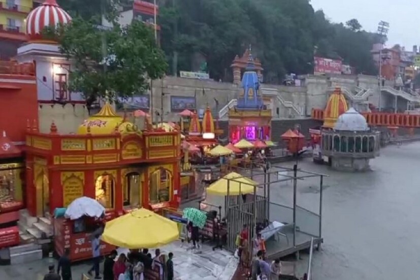 •গঙ্গা দশহরায় (Ganga Dussehra 2021) পুণ্য স্নানের জন্য হরিদ্বারের হর-কি-পৌরি ঘাটে ভিড় করছেন ভক্তরা৷ যদিও বাইরের রাজ্য থেকে আসা পুণ্যার্থীদের থামিয়ে দেওয়া হচ্ছে সীমান্তেই৷ 