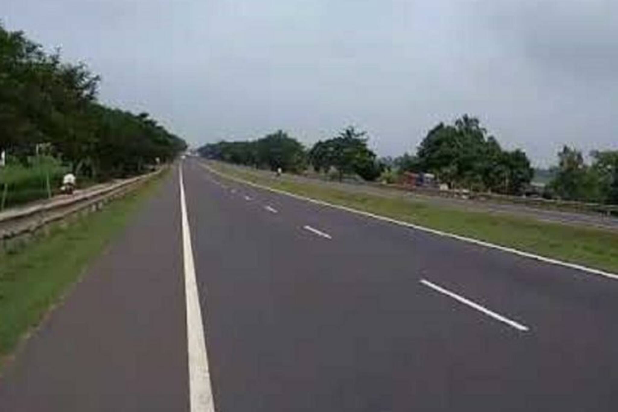 উড়ালপুল হয়নি, রেল গেটে থমকে যাচ্ছে জাতীয় সড়কের যান চলাচল