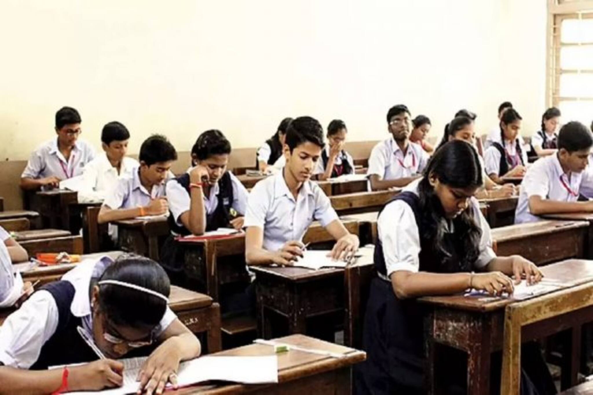 উচ্চমাধ্যমিকে ভবিষ্যৎ কী? রাজ্যের নজর সুপ্রিম কোর্টে! দেখুন ভিডিওতে