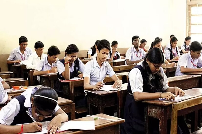পাশাপাশি ২০২১–এর মাধ্যমিক–উচ্চমাধ্যমিকে পড়ুয়াদের থেকে ফি নেওয়া হলেও প্রশ্নপত্র ছাপা, তা বিলির জন্য গাড়ি, উত্তরপত্র বিলি, খাতা দেখার জন্য শিক্ষকদের সাম্মানিক, পরীক্ষকদের ভাতা ইত্যাদি খাতে খরচ হয়নি। আগামী বছরের বছরের মাধ্যমিক এবং উচ্চমাধ্যমিকের জন্যও ফি নেওয়া হয়েছে। করোনার প্রকোপও কমছে। সবদিক খতিয়ে দেখে খাতায় কলমে পরীক্ষা নেওয়ার পক্ষে সায় দিয়েছে পর্ষদ এবং সংসদ। এখন চূড়ান্ত সিদ্ধান্ত জানার অপেক্ষা।