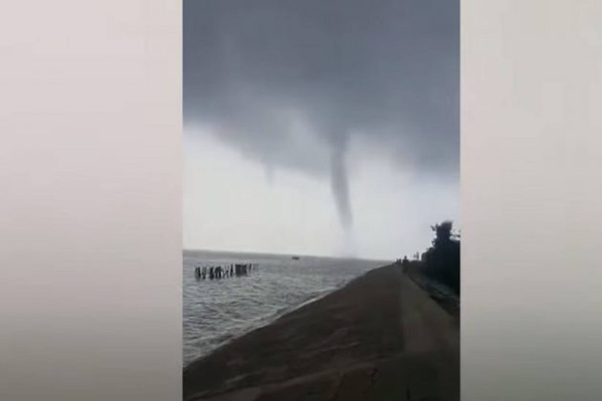 হুগলী নদীতে টর্নেডো ! প্রবল বৃষ্টির সঙ্গে ঝড়ো হাওয়া