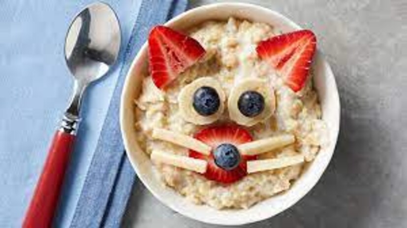 ওটস/ওটমিল(Oats/oatmeal) শিশুদের মস্তিষ্কের বিকাশে ওটমিল বা ওটস চালিকাশক্তির মতো কাজ করে। এগুলিতে প্রচুর পরিমাণে ফাইবার থাকে, যা বাচ্চাদের সন্তুষ্ট রাখে এবং জাঙ্ক ফুড থেকেও দূরে রাখে। এছাড়াও এগুলিতে ভিটামিন ই(Vitamin -E), বি কমপ্লেক্স (Vitamine B)এবং জিঙ্কের (Zink) পরিমাণও থাকে, যা বাচ্চাদের মস্তিষ্ক বিকাশে গুরুত্বপূর্ণ ভূমিকা পালন করে। তাই শিশুর সকালের খাবারের তালিকায় ওটস রাখা হলে বেশ ভালো উপকার পাওয়া যায়। এটির উপরে আপেল, কলা, ব্লুবেরি বা বাদামও ছড়াতে পারেন যা আরও আকর্ষণীয় করে তুলবে খাবারটাকে শিশুদের কাছে।