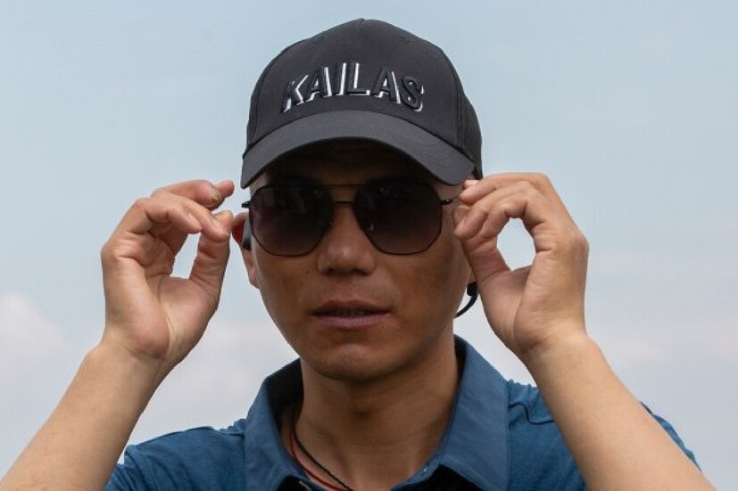 গোটা বিশ্বের নিরিখে ঝাং তৃতীয় দৃষ্টিশক্তিহীন পর্বতারোহী হিসাবে এভারেস্ট জয় করলেন। আর এশিয়ান হিসাবে তিনিই প্রথম। এমন বিরল কীর্তির পরও তিনি কিন্তু নিস্পৃহ। 