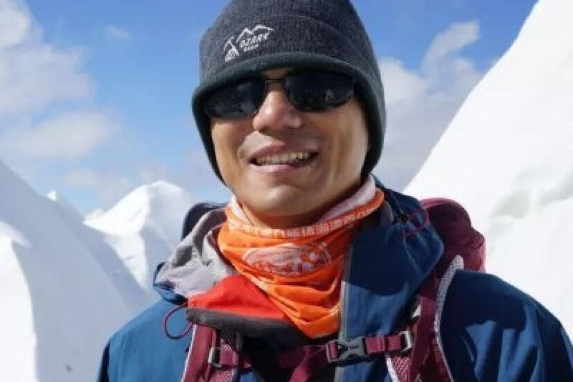 চিনের শহর শহর চংকিংয়ে জন্ম ঝাংয়ের। দৃষ্টিশক্তি হারান গ্লুকোমার জন্য। মাত্র ২১ বছর বয়স থেকেই তাঁর পৃথিবী অন্ধকার হয়ে যায়। এখন তাঁর বয়স ৪৪। এর পর তিব্বতের একটি হাসপাতালে কাজ করে জীবন চালান। গত পাঁচ বছর ধরে ট্রেনিং করেছেন এভারেস্ট জয়ের জন্য। 