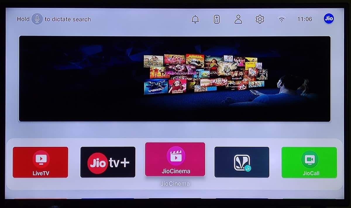  JioFiber Postpaid কিনলে গ্রাহকরা রাউটার ছাড়া পেয়ে যাবেন 4K সেট টপ বক্স বিনামূল্যে। আপনার কাজ থেকে ১০০০ টাকা সিকিওরিটি ডিপোজিট নেওয়া হবে যা আপনি ফেরত পেয়ে যাবেন। ৯৯৯ টাকা বা এর থেকে বেশি টাকার প্ল্যান নিলে আপনি পেয়ে যাবেন ১৫টি ওটিটি অ্যাপ যার মধ্যে রয়েছে SunNxt, HoiChoi, Zee5, Hotstar। এছাড়াও গ্রাহকরা পেয়ে যাবেন জিও-র সব অ্যাপ বিনামূল্যে।