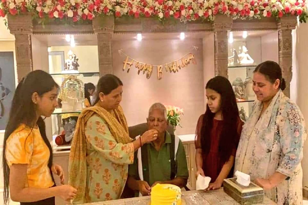তিনি বৃদ্ধ হলেন, কিন্তু বৃদ্ধ লালুপ্রসাদ যাদব এখনও ভারতীয় রাজনীতির অন্যতম গুরুত্বপূর্ণ চরিত্র। সেই লালুরও জন্মদিন কেটেছে জেলের কালকুঠুরিতে। কিন্তু এবার আর তা নয়। নিজের ৭৪ তম জন্মদিন লালু শুরু করলেন পরিবারের মানুষদের উষ্ণ ছোঁয়ায়। তিনি বৃদ্ধ হলেন, কিন্তু বৃদ্ধ লালুপ্রসাদ যাদব এখনও ভারতীয় রাজনীতির অন্যতম গুরুত্বপূর্ণ চরিত্র। সেই লালুরও জন্মদিন কেটেছে জেলের কালকুঠুরিতে। কিন্তু এবার আর তা নয়। নিজের ৭৪ তম জন্মদিন লালু শুরু করলেন পরিবারের মানুষদের উষ্ণ ছোঁয়ায়।