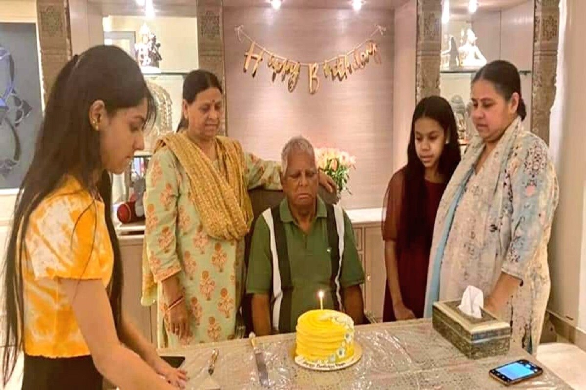১১ জুন লালু প্রসাদের জন্মদিন। তাই ঘড়ির কাটা রাত বারোটা বাজতেই পটনার বাড়িতে কেক কাটা হয়। লালুর সঙ্গে তখন স্ত্রী রাবড়ি দেবী, মেয়ে মিসা ভারতী, নাতি-নাতনিরা। ১১ জুন লালু প্রসাদের জন্মদিন। তাই ঘড়ির কাটা রাত বারোটা বাজতেই পটনার বাড়িতে কেক কাটা হয়। লালুর সঙ্গে তখন স্ত্রী রাবড়ি দেবী, মেয়ে মিসা ভারতী, নাতি-নাতনিরা।
