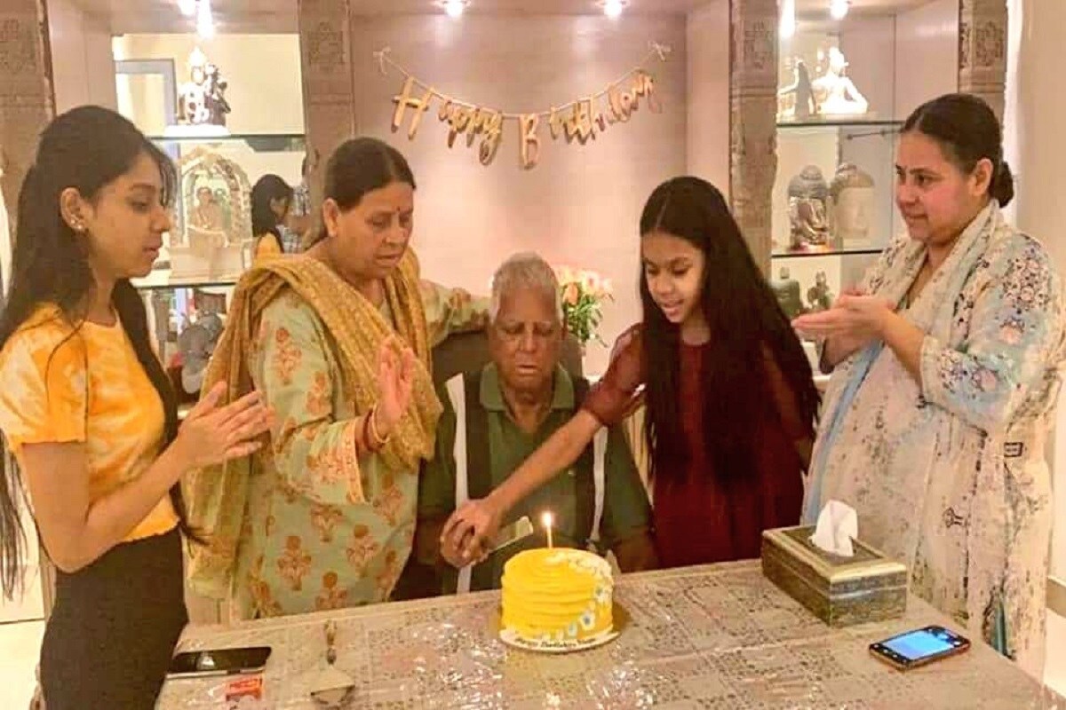 একেবারে ঘরোয়াভাবে কেক কাটলেন লালু। তাঁকে কেক খাইয়ে দিলেন রাবড়ি দেবী, মিসা সকলেই। ট্যুইটারে সেই ছবি শেয়ার করেন মিসা। লেখেন, 'বাবার থেকে পৃথিবীর শুরু। বাবা যেখানে, সেখানেই পৃথিবী'। একেবারে ঘরোয়াভাবে কেক কাটলেন লালু। তাঁকে কেক খাইয়ে দিলেন রাবড়ি দেবী, মিসা সকলেই। ট্যুইটারে সেই ছবি শেয়ার করেন মিসা। লেখেন, 'বাবার থেকে পৃথিবীর শুরু। বাবা যেখানে, সেখানেই পৃথিবী'।