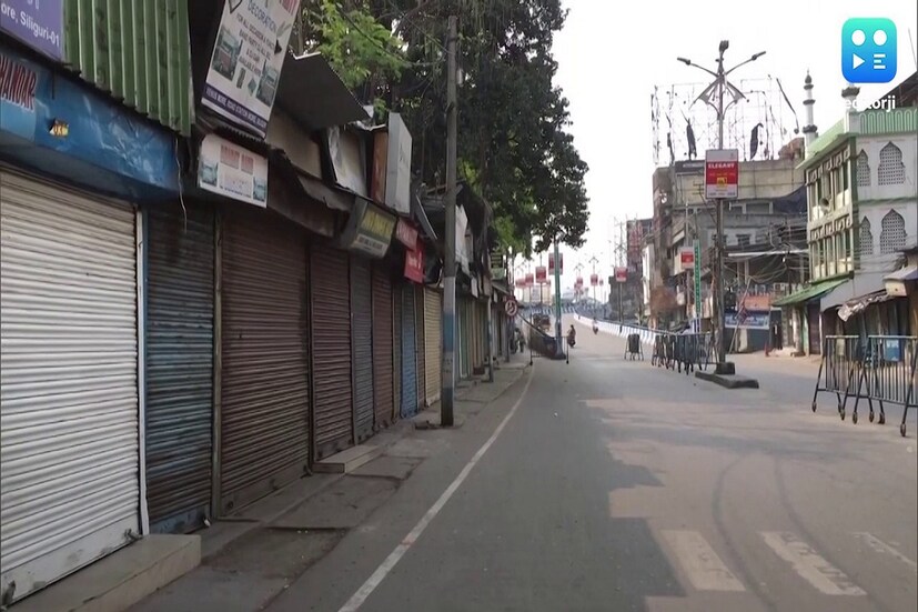 আজ থেকে আগামী ৩ দিন, ব্যারাকপুরের বিভিন্ন অঞ্চলে প্রচার চালানো হবে। লকডাউনের সময় বাজার পুরোপুরি বন্ধ থাকায় পাড়ায় পাড়ায় ভ্যানে করে যাতে সব্জি পৌঁছে দেওয়ার কথা ভাবা হচ্ছে বলেও জানিয়েছেন মুখ্য প্রশাসক উত্তম দাস।