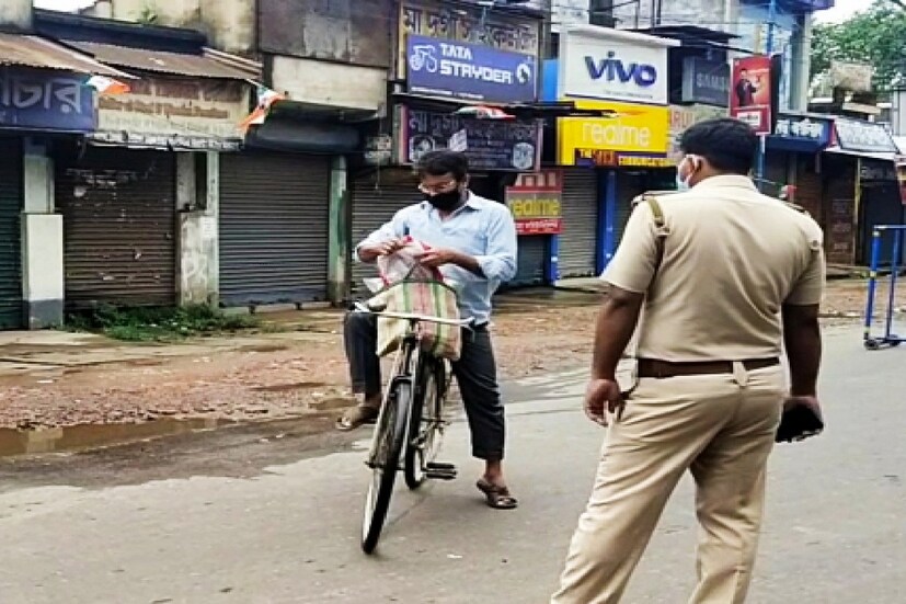 করোনার দ্বিতীয় ঢেউয়ের সময় সবচেয়ে বেশি আক্রান্ত হয়েছে উত্তর ২৪ পরগনা। কলকাতাকেও ছাপিয়ে গেছে এই জেলা। 