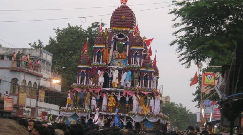 • রথ যাত্রায় এখানে ভোগ হিসেবে থাকে পোলাও, খিচুড়ি, আলুরদম, ধোঁকার ডালনা, পনীর ও পায়েস। সোজা রথ থেকে উল্টো রথ অবধি প্রতিদিন নানা রকমের পদ রান্না করে দেওয়া হয় জগন্নাথ-বলরাম-সুভ্রদা'কে।