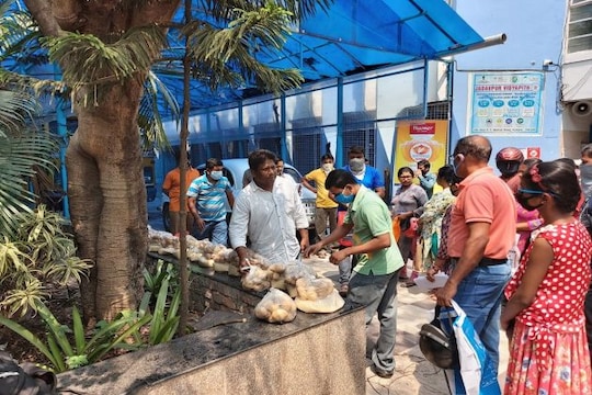 জুন মাসের মিড-ডে মিলের সঙ্গেই পড়ুয়াদের জুতো-ব্যাগ। ফাইল ছবি।