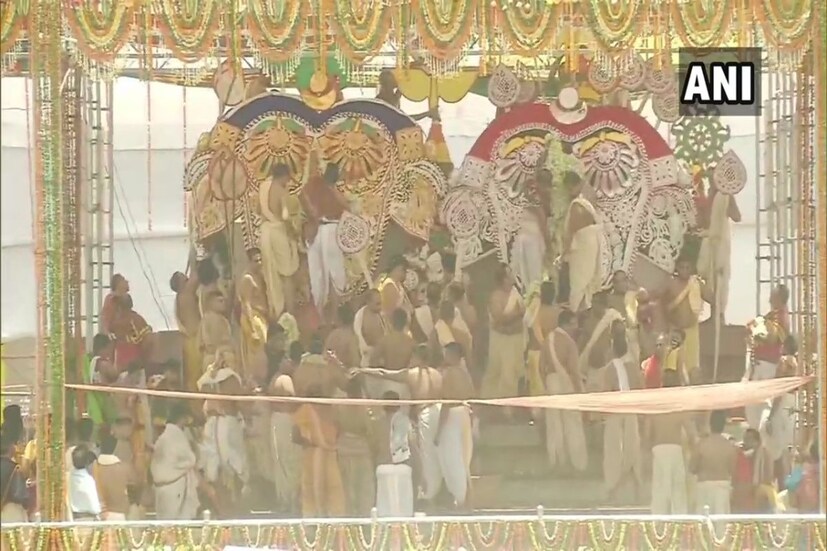 এদিন গর্ভগৃহ থেকে মূর্তি তুলে এনে স্নান মণ্ডপে স্থাপন করা হয়। সেখানেই সুগন্ধি জল দিয়ে স্নান করানো হয় জগন্নাথ, বলরাম ও সুভদ্রাকে। স্নানের পাশাপাশি চলে মূর্তির সাজসজ্জা-অলঙ্করণ ইত্যাদি। ১০৮ ঘড়া জলে স্নানের পরেই জ্বরে কাবু হয়ে পড়েন জগন্নাথদেব। তাই এইসময় গৃহবন্দি অবস্থায় থাকেন। রথ পর্যন্ত বিশ্রাম নেন। তাই ভক্তরা জগন্নাথ দেবের দর্শন পান না। এই কয়েকদিন পুজোও হয় না তাঁর। রীতিমত কম্বল চাপা দিয়ে পড়ে থাকেন জগতের নাথ। তবে রথযাত্রার দিন রাজবেশে রথে করে তিনি যাবেন মাসির বাড়িতে। এ বার তা সম্পন্ন হবে ১২ জুলাই।