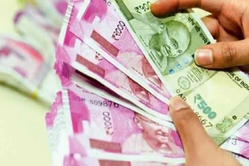 স্মল সেভিংস স্কিম যেমন NSC, PPF ও সুকন্যা সমৃদ্ধি যোজনার সুদের হার বদলাতে পারে কেন্দ্র সরকার ৷ সূত্রের খবর অনুযায়ী, কেন্দ্র সরকার এই যোজনাগুলির সুদের হার কমাতে পারে ৷ তবে সরকারের তরফে এই বিষয়ে এখনও কিছু জানানো হয়নি ৷ 