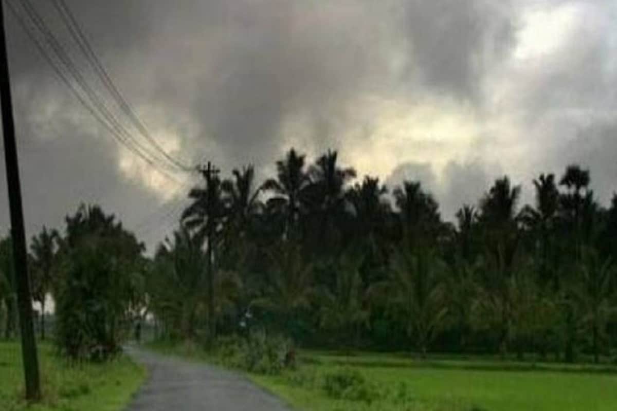 দেশে স্বাভাবিক বৃষ্টি হলেও উত্তর-পূর্ব ভারতের রাজ্যগুলি তে কম বৃষ্টির সম্ভাবনা। জুন থেকে সেপ্টেম্বর মাসের বর্ষাকালীন পূর্বাভাসে ইঙ্গিত আবহাওয়া দফতরের। পূর্ব ভারতের রাজ্যগুলির মধ্যে ঝাড়খন্ড, বিহার, পশ্চিমবঙ্গে স্বাভাবিকের কিছুটা কম বৃষ্টি। এ রাজ্যের বীরভূম, মুর্শিদাবাদ, মালদহ সহ কিছু জেলায় স্বাভাবিক এর নিচে থাকবে গড় বৃষ্টিপাতের পরিমাণ। দক্ষিণ-পশ্চিম মৌসুমি বায়ুর প্রভাব থেকে সামান্য হলেও বঞ্চিত হবার বার্তা পূর্ব ও উত্তর-পূর্ব ভারতের রাজ্যগুলি আবহাওয়া দফতর এর পূর্বাভাসে।Photo-PTI দেশে স্বাভাবিক বৃষ্টি হলেও উত্তর-পূর্ব ভারতের রাজ্যগুলি তে কম বৃষ্টির সম্ভাবনা। জুন থেকে সেপ্টেম্বর মাসের বর্ষাকালীন পূর্বাভাসে ইঙ্গিত আবহাওয়া দফতরের। পূর্ব ভারতের রাজ্যগুলির মধ্যে ঝাড়খন্ড, বিহার, পশ্চিমবঙ্গে স্বাভাবিকের কিছুটা কম বৃষ্টি। এ রাজ্যের বীরভূম, মুর্শিদাবাদ, মালদহ সহ কিছু জেলায় স্বাভাবিক এর নিচে থাকবে গড় বৃষ্টিপাতের পরিমাণ। দক্ষিণ-পশ্চিম মৌসুমি বায়ুর প্রভাব থেকে সামান্য হলেও বঞ্চিত হবার বার্তা পূর্ব ও উত্তর-পূর্ব ভারতের রাজ্যগুলি আবহাওয়া দফতর এর পূর্বাভাসে।Photo-PTI