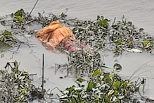 Dead body In Ganges: কমলা প্লাষ্টিকে মোড়া মৃতদেহ ভাসছে গঙ্গায়, দানা বাঁধল রহস্য Dead body In Ganges: কমলা প্লাষ্টিকে মোড়া মৃতদেহ ভাসছে গঙ্গায়, দানা বাঁধল রহস্য