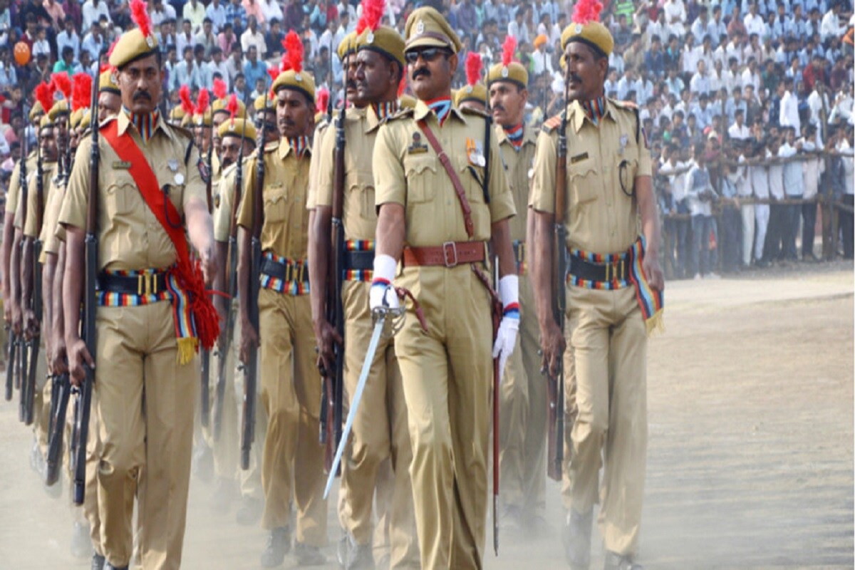 জিডি কনস্টেবল (GD Constable) পদে পরীক্ষায় বসতে গেলে স্বীকৃত শিক্ষা প্রতিষ্ঠান থেকে দশম মাণ উত্তীর্ণ হওয়াটা বাঞ্ছনীয় ৷ চাকরি প্রার্থীদের বয় হতে হবে ১৮ থেকে ২৩ বছর ৷ প্রতীকী ছবি ৷ জিডি কনস্টেবল (GD Constable) পদে পরীক্ষায় বসতে গেলে স্বীকৃত শিক্ষা প্রতিষ্ঠান থেকে দশম মাণ উত্তীর্ণ হওয়াটা বাঞ্ছনীয় ৷ চাকরি প্রার্থীদের বয় হতে হবে ১৮ থেকে ২৩ বছর ৷ প্রতীকী ছবি ৷