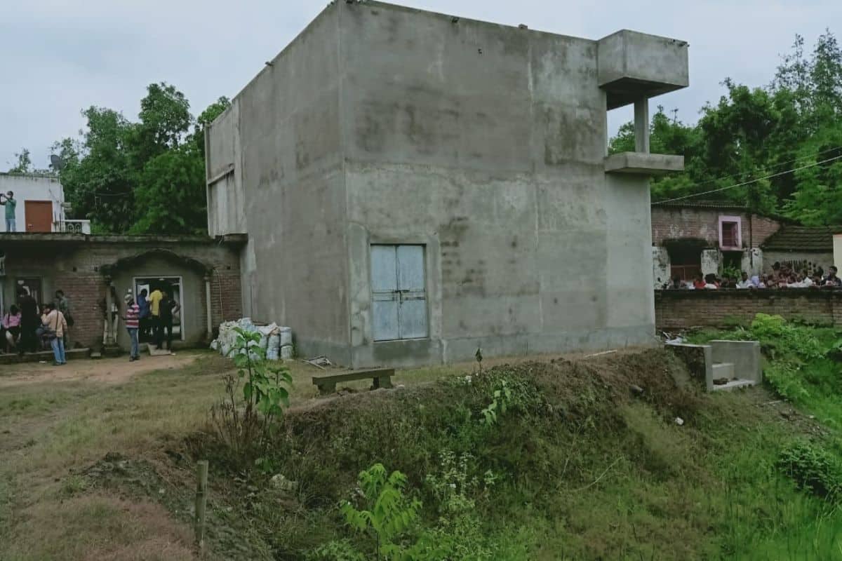 খোঁজ চলছে মিস্ত্রিদেরও 