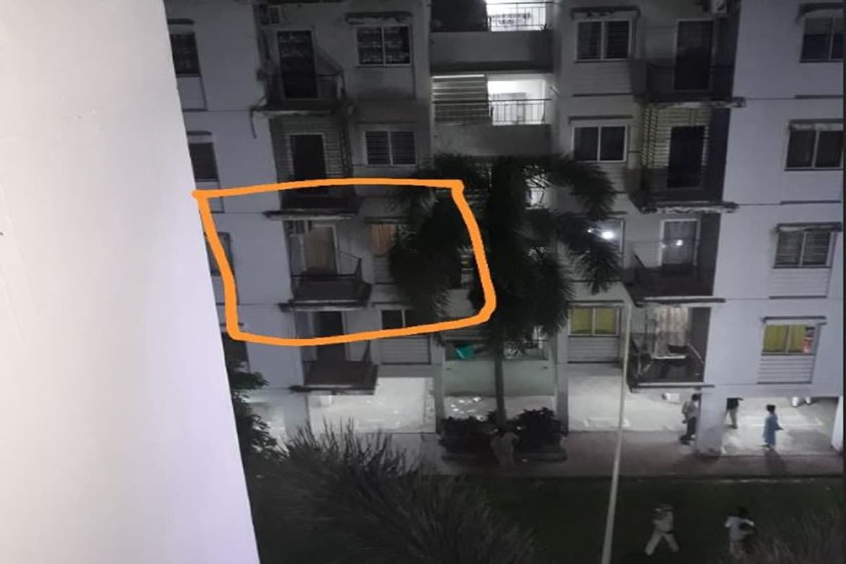নিউ টাউনের অভিজাত সুখবৃষ্টি আবাসন প্রকল্প৷ যা দেশের সর্ববৃহৎ আবাসন প্রকল্প বলেই দাবি করেছিল নির্মাণকারী সংস্থা সাপুরজি পালোনজি গোষ্ঠী৷ আর সেই অভিজাত আবাসনেই এ দিন ঘটে গেল ধুন্ধুমার শ্যুটআউটের ঘটনা৷ পুলিশের সঙ্গে গুলির লড়াইয়ে নিকেশ হল পঞ্জাবের দুই কুখ্যাত দুষ্কৃতী জয়পাল ভুল্লার এবং জশপ্রীত জসসি ৷ Info and Photo- Sukanta Mukherjee/Anup Chakraborty নিউ টাউনের অভিজাত সুখবৃষ্টি আবাসন প্রকল্প৷ যা দেশের সর্ববৃহৎ আবাসন প্রকল্প বলেই দাবি করেছিল নির্মাণকারী সংস্থা সাপুরজি পালোনজি গোষ্ঠী৷ আর সেই অভিজাত আবাসনেই এ দিন ঘটে গেল ধুন্ধুমার শ্যুটআউটের ঘটনা৷ পুলিশের সঙ্গে গুলির লড়াইয়ে নিকেশ হল পঞ্জাবের দুই কুখ্যাত দুষ্কৃতী জয়পাল ভুল্লার এবং জশপ্রীত জসসি ৷ Info and Photo- Sukanta Mukherjee/Anup Chakraborty