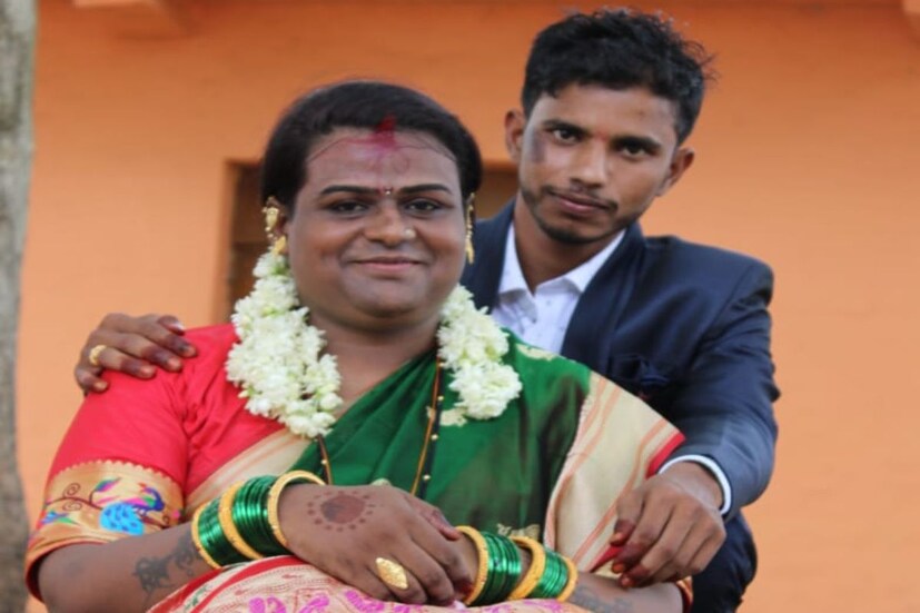 তবুও সমাজের চোখে এক উদাহরণ হয়ে দাঁড়িয়েছে এই বিয়ে। তার কারণ বিয়ের পাত্র ও পাত্রী। এখানে এক যুবক তাঁর পছন্দের পাত্রী হিসেবে বেছে নিয়েছেন এক বৃহন্নলাকে। অনন্য নজির গড়ে তুলেছেন। 