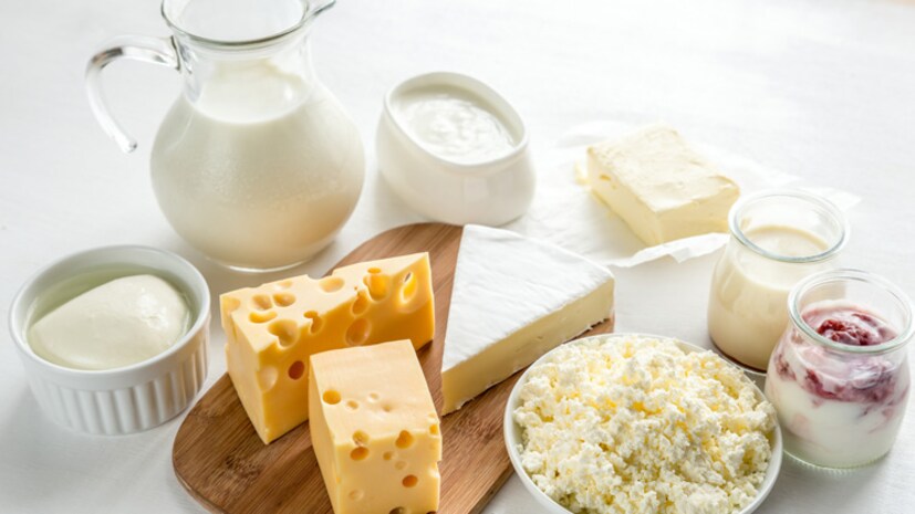 দুধ, দই এবং পনির (Milk, yoghurt and cheese) দুধ,দই এবং পনিরের মধ্যে প্রোটিন (protein) এবং বি ভিটামিন (Vitamin -B) প্রচুর পরিমাণে রয়েছে যা মস্তিষ্কের বিকাশের জন্য অত্যন্ত প্রয়োজনীয়, এগুলির সমস্তই মস্তিষ্কে গুরুত্বপূর্ণ ভূমিকা পালন করে। এই খাবারগুলিতে ক্যালসিয়ামের (Calcium)পরিমাণও বেশি, যা শক্ত এবং স্বাস্থ্যকর দাঁত এবং হাড়ের বিকাশের জন্য প্রয়োজনীয়। বাচ্চাদের ক্যালসিয়ামের প্রয়োজনীয়তা তাদের বয়সের উপর নির্ভর করে পরিবর্তিত হয়, তবে প্রতি দিন দুই থেকে তিনটি ক্যালসিয়াম সমৃদ্ধ খাবার খাওয়া উচিত। আপনার শিশুর দুধ পছন্দ না হলে তার ডায়েটের মধ্যে পরিজ, পুডিংস বা প্যানকেকস তৈরি করার সময় জলের পরিবর্তে দুধ ব্যবহার করুন।