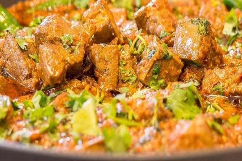 *মাংস ও পনির-মনে রাখবেন নিয়মিত যোগব্যায়াম করলে প্রচুর ক্যালোরি ক্ষয় হয় তাই মাঝে মাঝে হাই প্রোটিন ডায়েট দরকার হয়। মাংস খাওয়া যেতে পারে। যারা নিরামিষ খান তাঁরা পনির খেতে পারেন। স্ক্র্যাম্বলড ডিম ও সবজিও হাই প্রোটিন ডায়েট। সঙ্গে হোলগ্রেন ব্রেড খেতে পারেন।