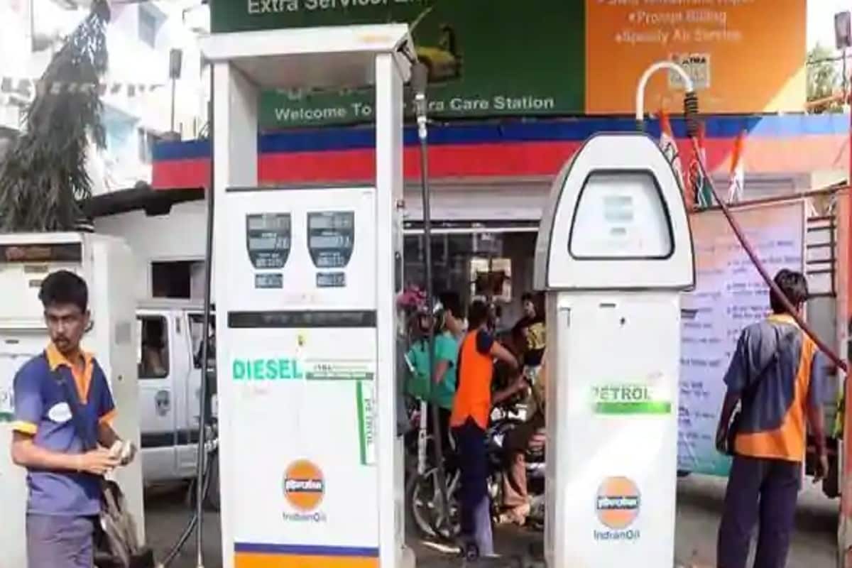 দু’দিন পর শুক্রবার ফের পেট্রোল ও ডিজেলের দাম বৃদ্ধি করল সরকারি তেল সংস্থাগুলি ৷ লাগাতার দাম বাড়ার জেরে রেকর্ড স্তরে পৌঁছে গিয়েছে জ্বালানির দাম ৷ এদিন ৪ জুন সরকারি তেল সংস্থাগুলি পেট্রোলের দাম (Petrol Price) ২৭ পয়সা প্রতি লিটার ও ডিজেলের দাম (Diesel Price) ২৮ পয়সা প্রতি লিটারে বৃদ্ধি করেছে ৷ এদিন দিল্লিতে পেট্রোলের দাম বেড়ে ৯৪.৭৬ টাকা এবং ডিজেল ৮৫.৬৬ টাকা প্রতি লিটার হয়ে গিয়েছে ৷ এর আগে ১ জুন পেট্রোল ও ডিজেলের দাম বৃদ্ধি করা হয়েছিল ৷ দু’দিন পর শুক্রবার ফের পেট্রোল ও ডিজেলের দাম বৃদ্ধি করল সরকারি তেল সংস্থাগুলি ৷ লাগাতার দাম বাড়ার জেরে রেকর্ড স্তরে পৌঁছে গিয়েছে জ্বালানির দাম ৷ এদিন ৪ জুন সরকারি তেল সংস্থাগুলি পেট্রোলের দাম (Petrol Price) ২৭ পয়সা প্রতি লিটার ও ডিজেলের দাম (Diesel Price) ২৮ পয়সা প্রতি লিটারে বৃদ্ধি করেছে ৷ এদিন দিল্লিতে পেট্রোলের দাম বেড়ে ৯৪.৭৬ টাকা এবং ডিজেল ৮৫.৬৬ টাকা প্রতি লিটার হয়ে গিয়েছে ৷ এর আগে ১ জুন পেট্রোল ও ডিজেলের দাম বৃদ্ধি করা হয়েছিল ৷