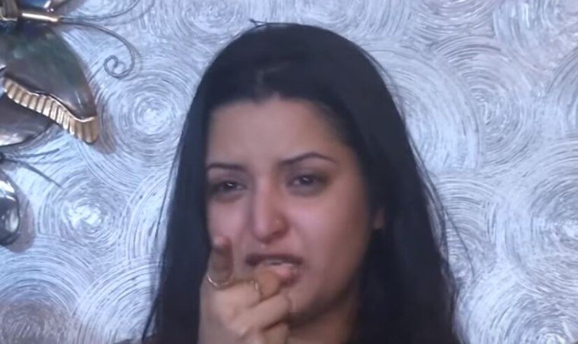  গোটা ঘটনার বিবরণ দিতে গিয়ে কান্নায় ভেঙে পড়েন পরীমণি। সাংবাদিকদের কাছে বার বার বলেন, ‘আমি যদি মরে যাই সেটা হত্যা হবে, আত্মহত্যা নয়। কারণ, আমি আত্মহত্যা করার মতো মেয়ে নই। আমি এই অন্যায়ের বিচার চাই। এর বিচার দেখে মরতে চাই। আর যদি আমাকে কেউ হত্যা করে, তখন আপনাদের কাছে সেই বিচারের ভার দিয়ে গেলাম। আবারও বলছি, আজ যদি আমি মরে যাই, সেটা আত্মহত্যা হবে না। ধরে নেবেন আমাকে হত্যা করা হয়েছে।’