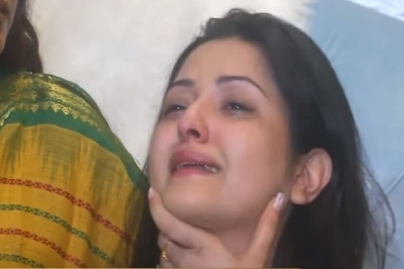 ওপার বাংলার জনপ্রিয় নায়িকা পরীমণিকে নিয়ে উত্তাল গোটা বাংলাদেশই৷ রবিবার রাত ৮টার দিকে ফেসবুকে প্রধানমন্ত্রী শেখ হাসিনার কাছে বিচারের দাবি চেয়ে একটি পোস্ট দেন পরীমণি। অভিযোগ করেন, তাঁকে এক প্রভাবশালী ধর্ষণ ও হত্যার চেষ্টা করেছিল চারদিন আগে, ঢাকা বোট ক্লাবে।