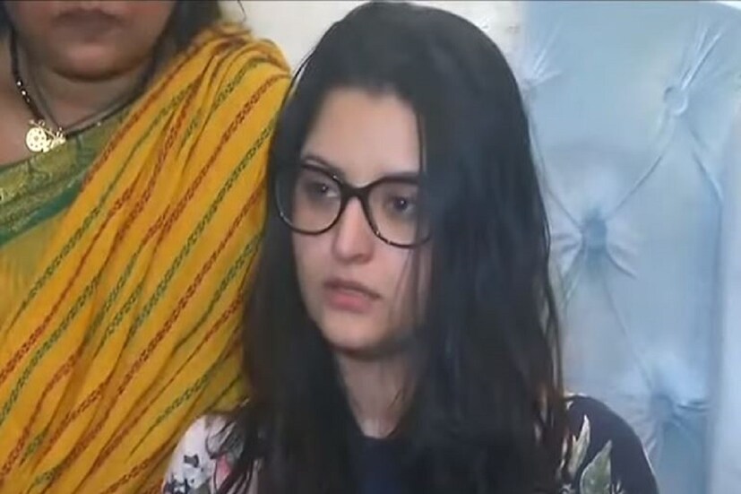 পরীমণি বলেন, ‘বেশ ক’দিন ধরেই এই মিটিংয়ের কথা চলছিল। কিন্তু আমি আগ্রহ পাচ্ছিলাম না। ওর অনুরোধেই শেষপর্যন্ত ওই দিন রাতে মিটিং করতে যাই। যাওয়ার পর যা ঘটেছে সেটা আর বলে বোঝাতে পারবো না।’