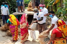 জেল ভেসেছে খাবার,গবাদি পশুদের জন্য ত্রাণ ব্যবস্থা হাওড়ার এক স্বেচ্ছাসেবী সংস্থার
