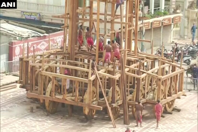 এদিকে রথযাত্রার প্রস্তুতি ও আয়োজনে কোনও খামতি রাখতে চান না জগন্নাথ মন্দির কর্তৃপক্ষ। স্নানযাত্রার পরেই জোরকদমে চলছে শেষ মুহূর্তের রথ নির্মাণের কাজ। প্রতিবছরের মত এবছরেও এই সময় রথের কাজ দ্রুত শেষ করতে উদ্যোগী মন্দির কর্তৃপক্ষ। শেষ কয়েকদিনের আয়োজনে ব্যস্ত সেবাইতরা। পুরীধামে ভগবান জগন্নাথ, ভাই বালভদ্র ও বোন সুভদ্রার বার্ষিক রথযাত্রার প্রায় ৮০% নির্মাণ কাজ শেষ হয়েছে। এমনটাই শুক্রবার জানিয়েছেন শ্রী জগন্নাথ মন্দির প্রশাসক অজয় কুমার জেনা।