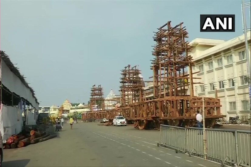 কথিত আছে, জ্যৈষ্ঠ মাসের পূর্ণিমা তিথিতে স্বয়ম্ভু মনুর ‌যজ্ঞের প্রভাবে আবির্ভূত হয়েছিলেন প্রভু জগন্নাথ। তারপর এই পূণ্যতিথিটিকে জগন্নাথদেবের জন্মদিন হিসেবে পালন করার নির্দেশ দেন মনু। সেই জন্মদিন উপলক্ষে পৌরাণিক কাল থেকে এই বিশেষ স্নান উৎসব পালিত হয়ে আসছে আজও। প্রচলিত রীতি অনুযায়ী, প্রতি বছর জ্যৈষ্ঠ মাসের প্রথম পূর্ণিমাতেই জগন্নাথ দেবের স্নানযাত্রার আয়োজন করা হয়। 