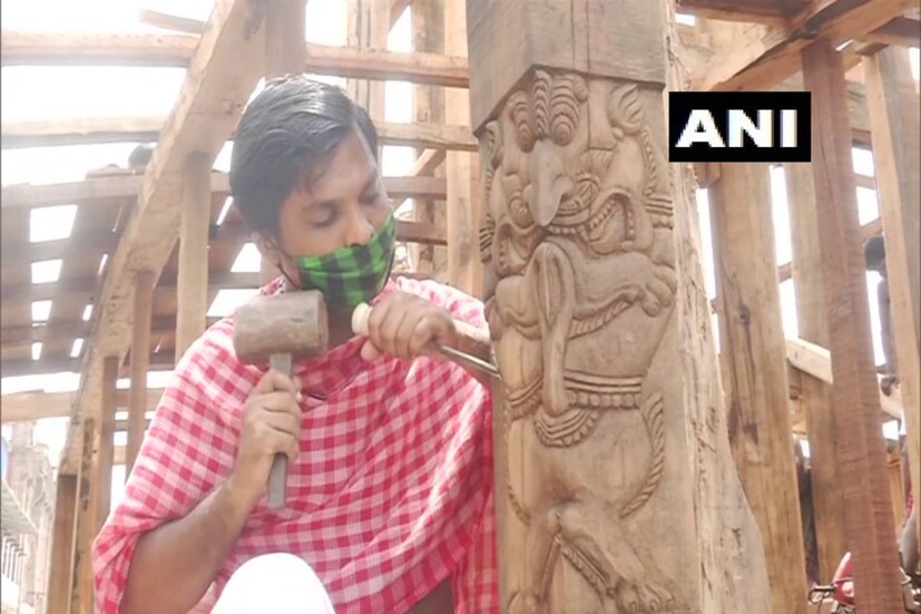 করোনার সংক্রমণের কারণে সমস্ত শ্রমিক আলাদা আলাদা আইসোলেশনে থাকছে, সাধারণ মানুষের সঙ্গে তাদের ন্যূনতম যোগাযোগ রয়েছে। নিজেদের মধ্যেও সামাজিক দূরত্ব বজায় রেখে কাজ করতে শুরু করেন তাঁরা। ডিএম সমর্থ ভার্মা বলেছেন যে, আমরা সরকারের আদেশ অনুসারে ভক্তদের উপস্থিতি ছাড়াই রথযাত্রার আয়োজন করব। এটি গত বছরের মতো হবে। রথ টান সমস্ত লোকের একটি আরটি-পিসিআর পরীক্ষা করা হবে। পুরো যাত্রা করোনার প্রোটোকল এবং নিয়ম অনুসরণ করা হবে। Photo : ANI