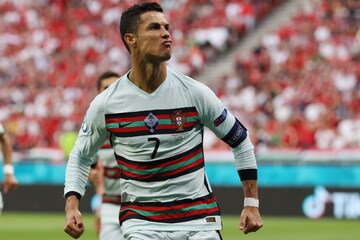Cristiano Ronaldo: রোনাল্ডো এখন একাই '১১', ইউরোর নাম বদলে কি 'রোনাল্ডো কাপ' Cristiano Ronaldo: রোনাল্ডো এখন একাই '১১', ইউরোর নাম বদলে কি 'রোনাল্ডো কাপ'