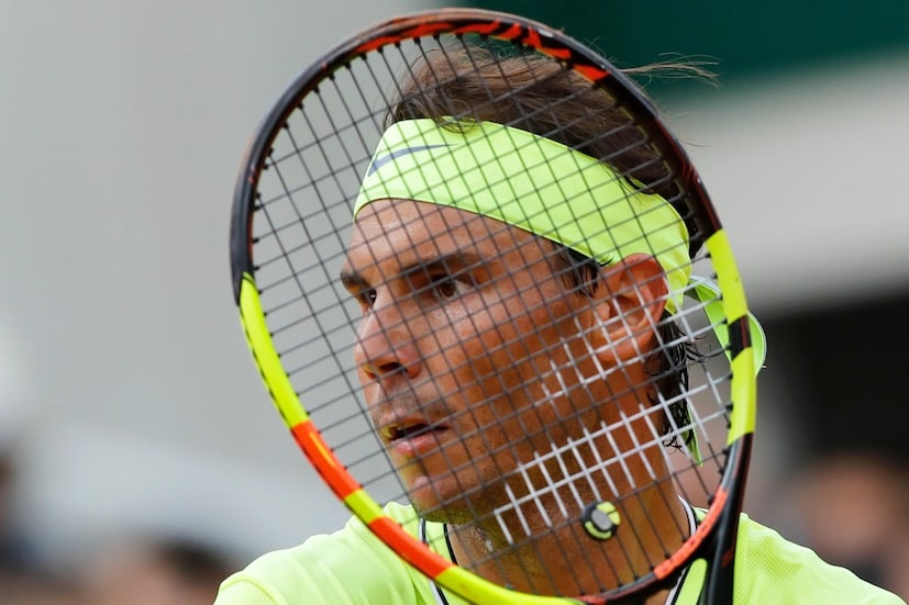 দিনকয়েক আগেই নোভাক জকোভিচের কাছে ফরাসী ওপেনের সেমিতে হারটা তিনি হয়তো এখনও হজম করতে পারেননি। লাল সুড়কির কোর্টে তিনি বেতাজ বাদশা। তাঁর সেই একচ্ছত্র আধিপত্যেও থাবা বসালেন জোকার। রাফায়েল নাদাল তাই কিছুটা হলেও মনমরা এখন।