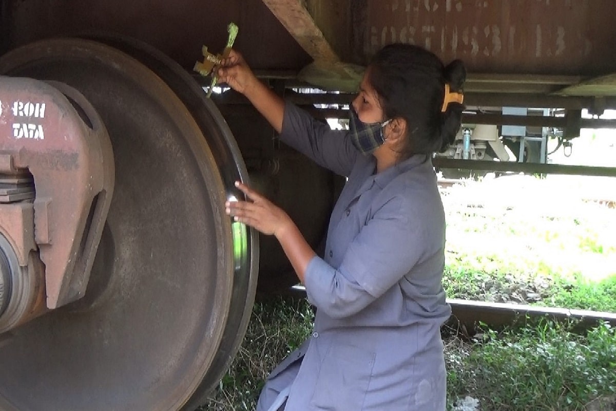 এই দলটির সদস্যারা মালবাহী ট্রেনের গিয়ার পরীক্ষা, এয়ার ব্রেক পরীক্ষা, ফ্রেম, সাইড প্যানেল, রেক অ্যাটেনশনের দিকগুলি দেখভালের দায়িত্বে থাকবেন। এই দলটির সদস্যারা মালবাহী ট্রেনের গিয়ার পরীক্ষা, এয়ার ব্রেক পরীক্ষা, ফ্রেম, সাইড প্যানেল, রেক অ্যাটেনশনের দিকগুলি দেখভালের দায়িত্বে থাকবেন।