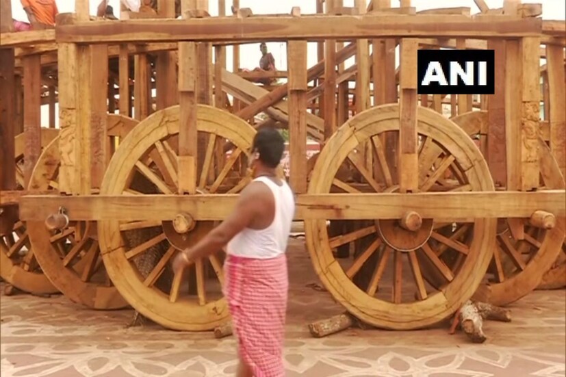 রথ তৈরি করতে প্রায় ২০০ স্থানীয় শ্রমিক কাজ করছে। জগন্নাথের রথের নাম নন্দীঘোষ, বলরামের রথের নাম তলধ্বজ, সুভদ্রার রথের নাম পদ্মধ্বজা। জগন্নাথের রথে ১৮টি, বলরামের রথে ১৬টি এবং সুভদ্রার রথে ১৪টি চাকা থাকে। প্রতি বছরে নতুন রথ তৈরি হয়। ইতিমধ্যে ৩৯টি রথের চাকা তৈরিও হয়ে গিয়েছে। 